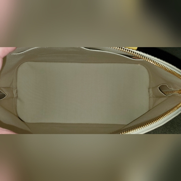 Louis Vuitton Alma GM Blanc Corail Vernis - Picture 16 of 16